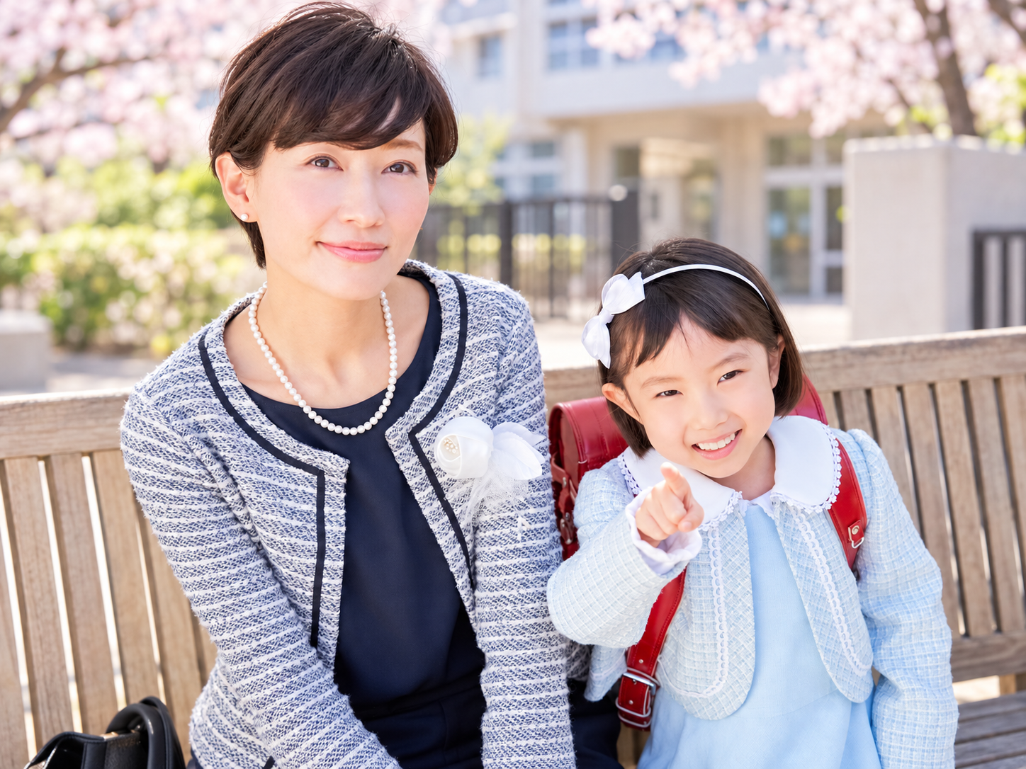 ツイードジャケットに真珠を合わせた母娘の入学式イメージ